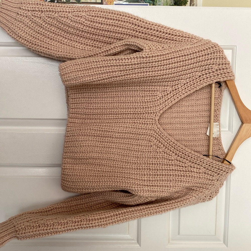 H&M pink v neck cropped sweater.